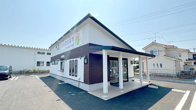 外観と駐車場（無料20台）
