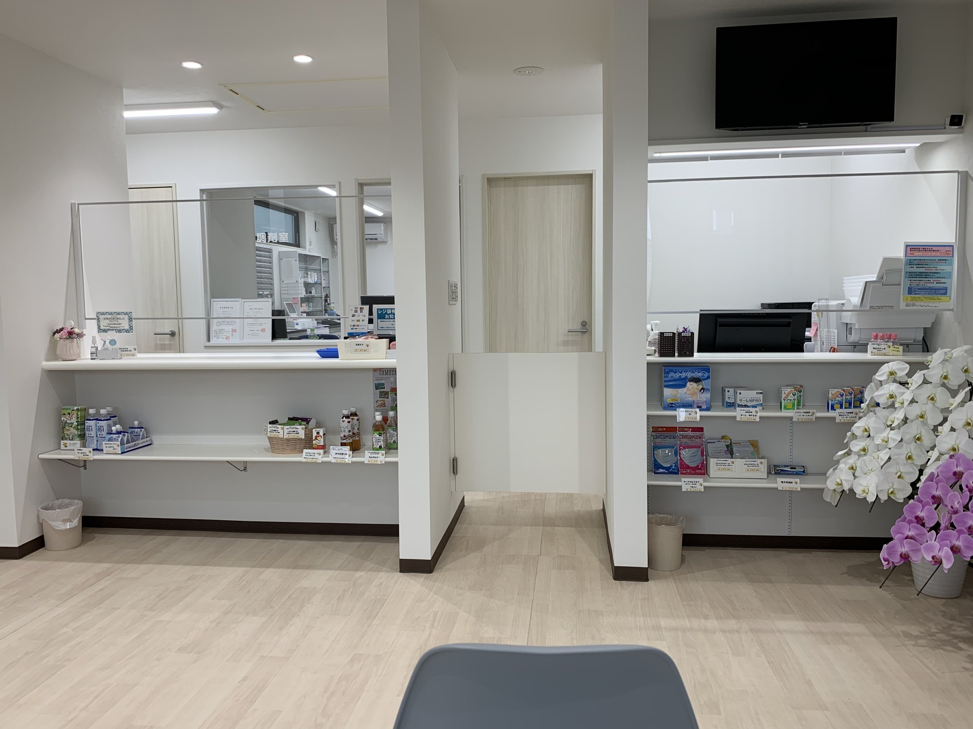 白を基調とした明るい店内